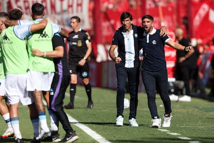 El cuerpo técnico de Racing festeja el gol de Martirena