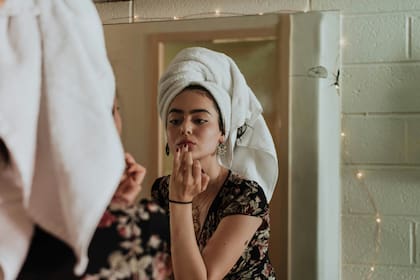 El cuidado de la piel seca requiere atención constante, pues la falta de humedad puede generar incomodidad y alterar la barrera protectora natural