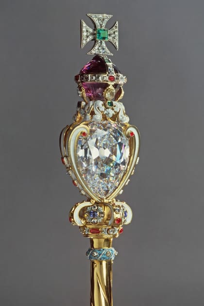 El Cullinan 1 en el Cetro del Soberano con cruz, realizado en 1661 para la coronación de Carlos II.