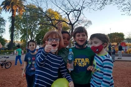 El cumple de 7 de Julián fue en la plaza y con amigos