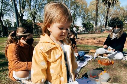 El cumple de María Victoria, en la plaza de la vuelta: desayuno con la familia, torta y barbijos