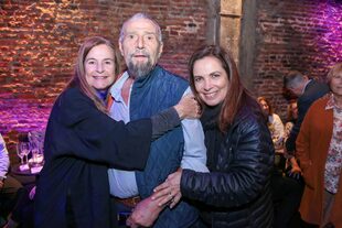 El cumpleañero abrazado por Sandra y Marita.