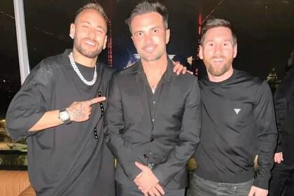 El cumpleañero, con la estrella de futsal Falcão y Leo Messi.