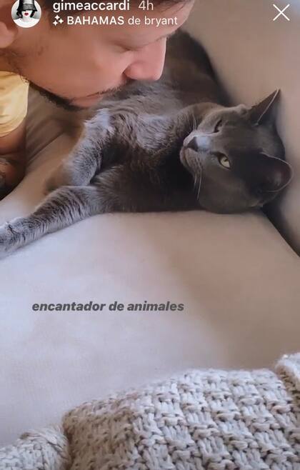 El cumpleañero, junto a su mascota