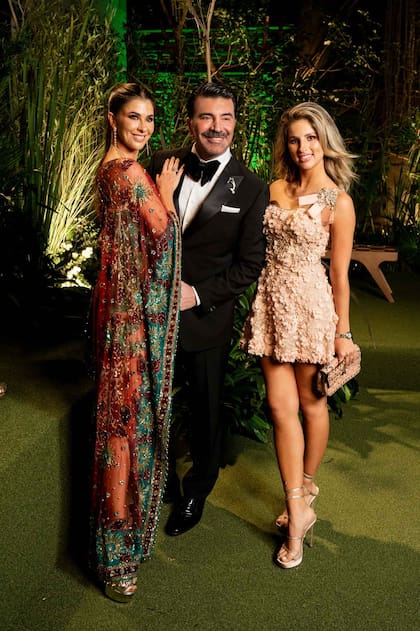 El cumpleañero junto a sus amigas Fátima Agüero y su hija Bella Zaputovich.