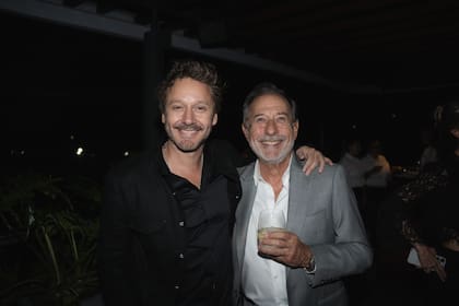 El cumpleañero posa con Francella