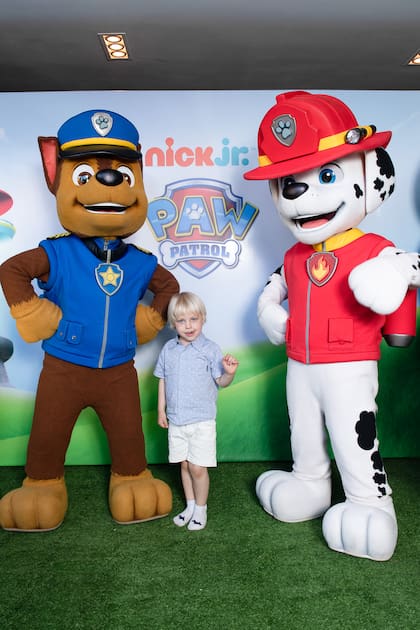 El cumpleañero posa con Chase y Marshall, protagonistas de su dibujito preferido. El año pasado, el festejo también tuvo la temática de Paw Patrol.