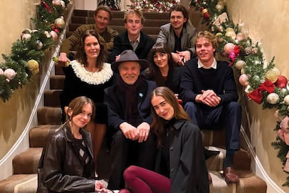 El cumpleañero posó
con su familia en la escalera de su
mansión de Montecito.