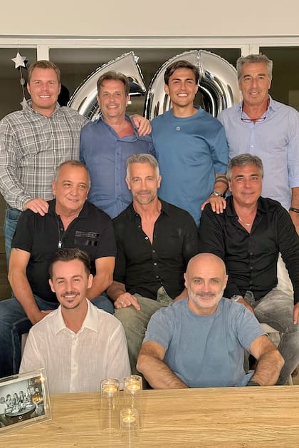 El cumpleañero posó junto a los hombres invitados al festejo
