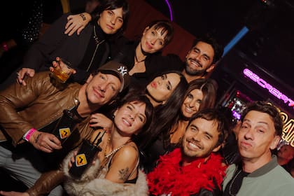El cumpleañero rodeado de sus amigos Nicolás Vázquez y Gimena Accardi, con quienes protagonizó varios éxitos teatrales; Sofía Morandi, Brenda Gandini y Gonzalo Heredia, entre otros
