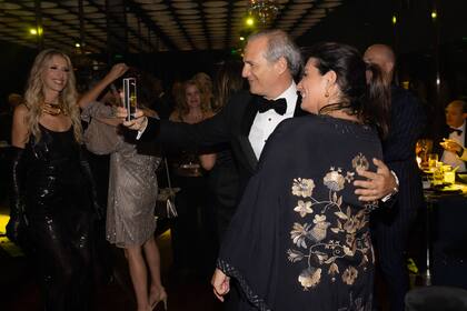 El cumpleañero se saca una selfie en pleno baile con su amiga, la tea blender Inés Berton, que al día siguiente de la fiesta partía a trabajar en Mendoza.