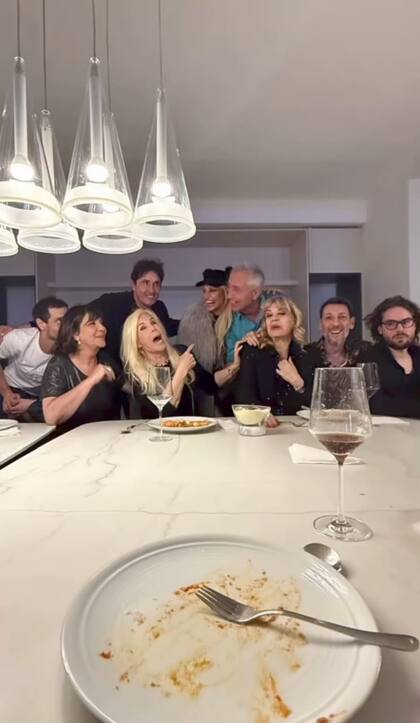 El cumpleañero y sus invitados se divirtieron con una espontánea sesión de fotos