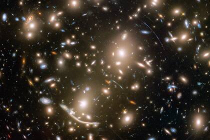 El cúmulo de galaxias Abell 370, a 4000 millones de años luz, es uno de los elegidos para probar la existencia de lentes gravitacionales
