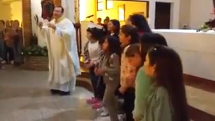 El cura bailó y cantó su versión de Despacito con jóvenes de la parroquia
