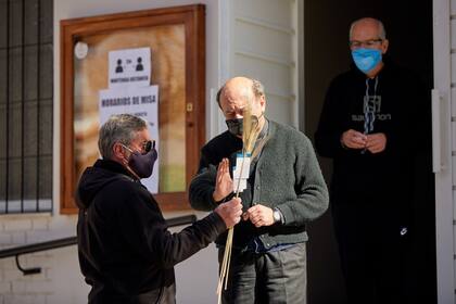 El cura Juan Manuel Arana decidió recibir a los fieles y dispuso la realización de cuatro misas, además de la posibilidad de acercarse a la imagen del Santo, bajo los protocolos sanitarios.