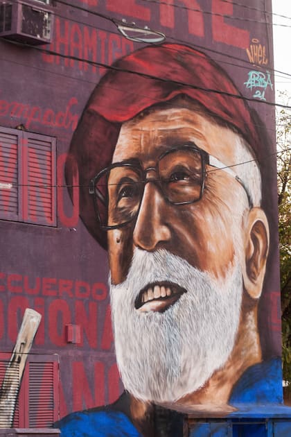 El cura Julián Zini fue homenajeado en los murales del barrio Ferré.