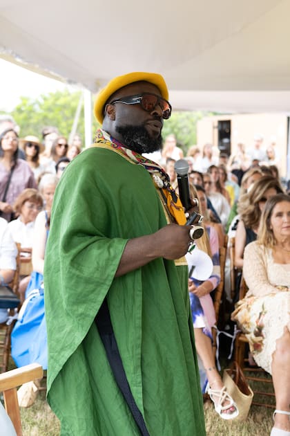 El curador de la bienal de Sao Paulo, Bonaventure Soh Bejeng Ndikung, fue parte de un conversatorio