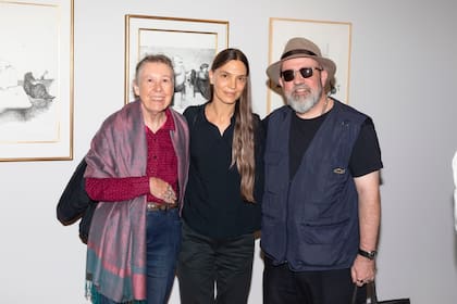El curador de la muestra, Rafael Cippolini, junto a Maggie de Binder y Francisca López