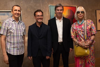 El curador de la muestra, Rodrigo Alonso y el ministro de Cultura de la Ciudad, de Buenos Aires, Enrique Avogadro junto a Juanqui Lynch y Marta Minujín. La muestra reúne obras pictóricas de Robirosa llenas de color donde se insinúan siluetas, personajes o situaciones.