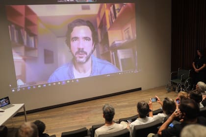 El curador Humberto Moro habló con la prensa por videoconferencia desde Dia Chelsea