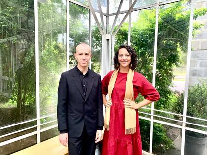 El curador Mariano Mayer y Marina Dias Teixeira, coordinadora de proyectos de Art Consulting Tool, plataforma de gestión cultural que organizará el proyecto de Brasil
