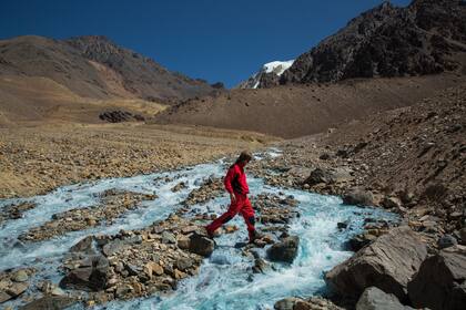 El curioso arroyo Turquesa, al pie del Cerro Mercedario.