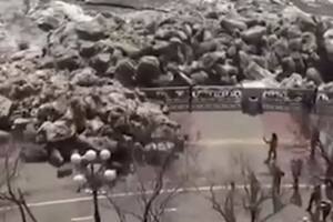 Impresionante: enormes bloques de hielo destruyen un paseo fluvial en Rusia