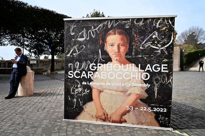 El curioso póster que recibe a los visitantes de la muestra "Garabatos-Desde Leonardo da Vinci hasta Cy Twombly", en el exterior de Villa Medici, que alberga la Academia Nacional de Francia en Roma