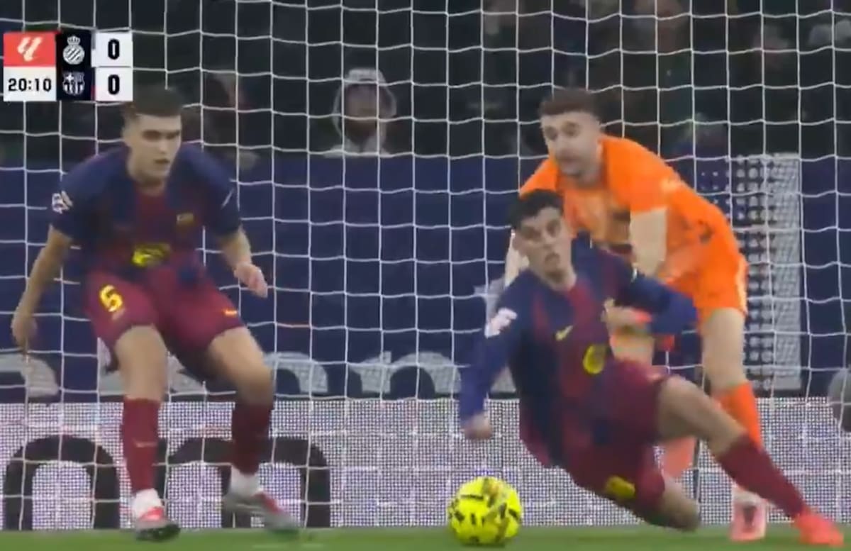 O goleiro que salvou o gol do “Barcelona” ao “sacrificar” o zagueiro. eles estão pedindo a ele para a seleção nacional. O goleiro que salvou o gol do “Barcelona” ao “sacrificar” o zagueiro. eles estão pedindo a ele para a seleção nacional.