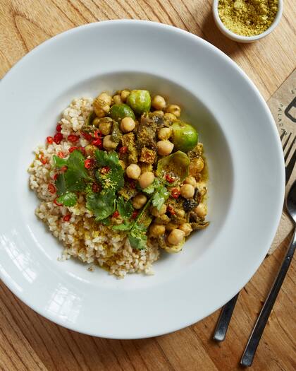 El curry de garbanzos con leche de coco y arroz yamaní de Bio es un gran compañero del otoño.