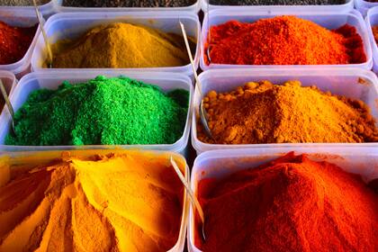 El curry es una mezcla de varias otras especias oriunda de la India