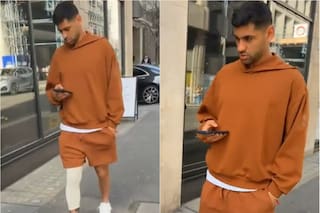 Un hincha se cruzó al Cuti Romero lesionado en Londres: mostró cómo está y le tiró una burla