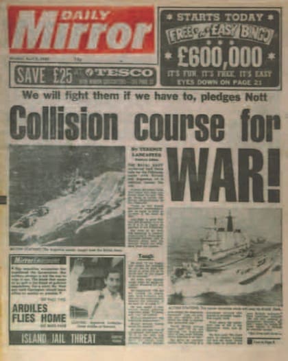 El Daily Mirror anticipaba un posible enfrentamiento entre el ARA 25 de mayo y HMS Invencible, buques insignias de las dos flotas