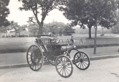 El Daimler alemán alcanzaba una velocidad máxima de 35 km/h y tenía dirección "a manubrio", ya que en esa época aún no se utilizaba el volante.