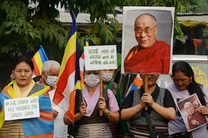 Difunden nuevos videos del Dalai Lama que aumentan la polémica por su comportamiento inapropiado con chicos