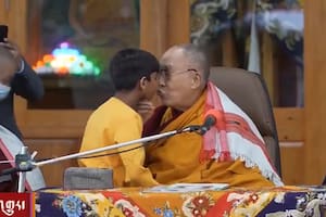 Qué dijo el Dalai Lama luego de que se viralizara un video en el que le pide a un niño que le “chupe” la lengua