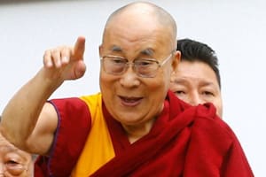 Líderes tibetanos apuntaron a China por el controvertido video del Dalai Lama y el niño