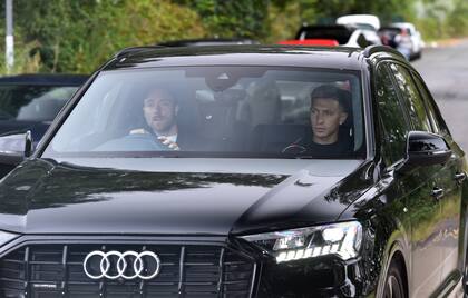 El danés Christian Eriksen (al volante) y el argentino Lisandro Martínez llegan al centro de entrenamiento de Carrington para unirse a sus compañeros de Manchester United