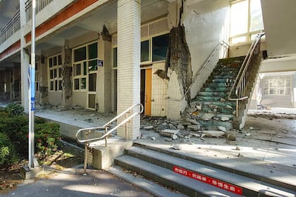 El daño a un edificio en la Escuela Secundaria Nacional de Niñas de Hualien en Hualien el 3 de abril de 2024, después de que un importante terremoto golpeara el este de Taiwán. 