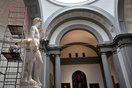 El David de Miguel Ángel es una escultura exenta o de bulto redondo, lo que quiere decir que ha sido concebida para apreciarse por todos sus lados.