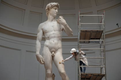 El David original, durante un proceso de restauración en la Galería de la Academia, en Florencia