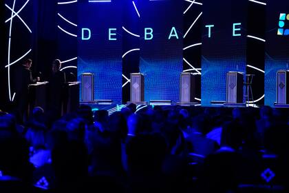 El debate presidencial cuenta con dos duplas de periodistas como moderadores para ambas instancias