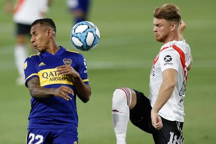 El cordobés disputa la pelota con Sebastián Villa, en uno de los tres superclásicos que afrontó.