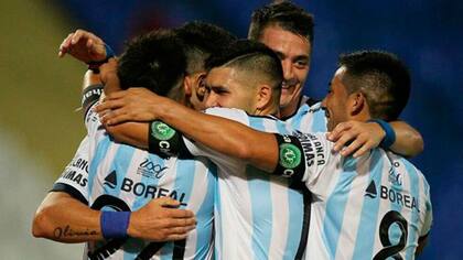 El Decano, con brazalete con el escudo de Chapecoense y la leyenda "Fuerza Chape"