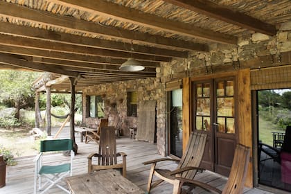 El deck de la hostería, ideal para relajarse en contacto con la naturaleza agreste.