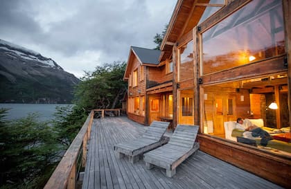 El deck de Aguas Arriba Lodge.