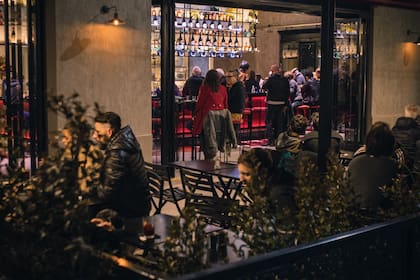 El deck en el exterior se integra al espacio principal donde predomina una gran barra