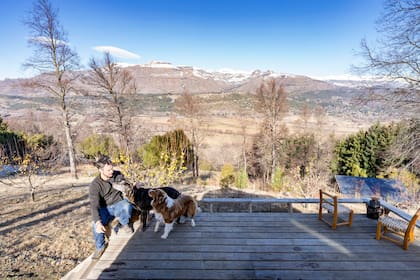 El deck se instaló al mismo tiempo que las pérgolas. Ya que se hacía una obra, pareció un excelente momento para agregar un mirador/solárium. Allí, sillas materas hechas con madera de chañar recuperada de las podas y asiento de tiento (Rina Decoración)