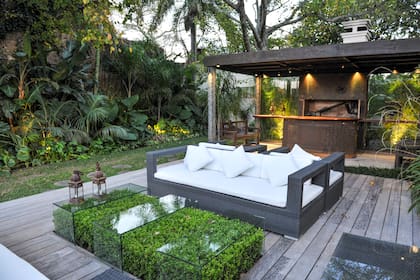 El deck se recortó para plantar los buxus y se sumaron mesas de vidrio en forma de "U" invertida que pueden moverse para podar