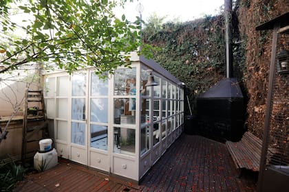 El deck y la parrilla cercanos a la extensión que Natalia encargó con ese espacio vidriado donde cultivaba y cuidaba sus orquídeas
